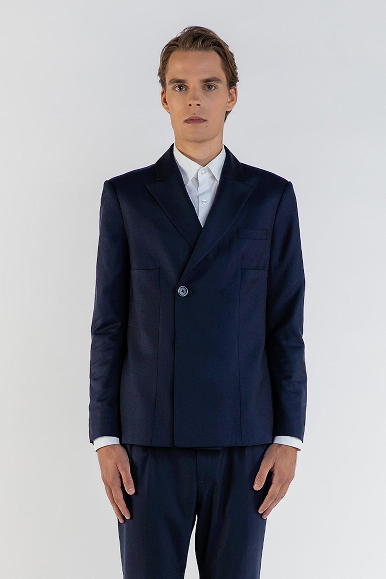 LA VESTE UN BOUTON.