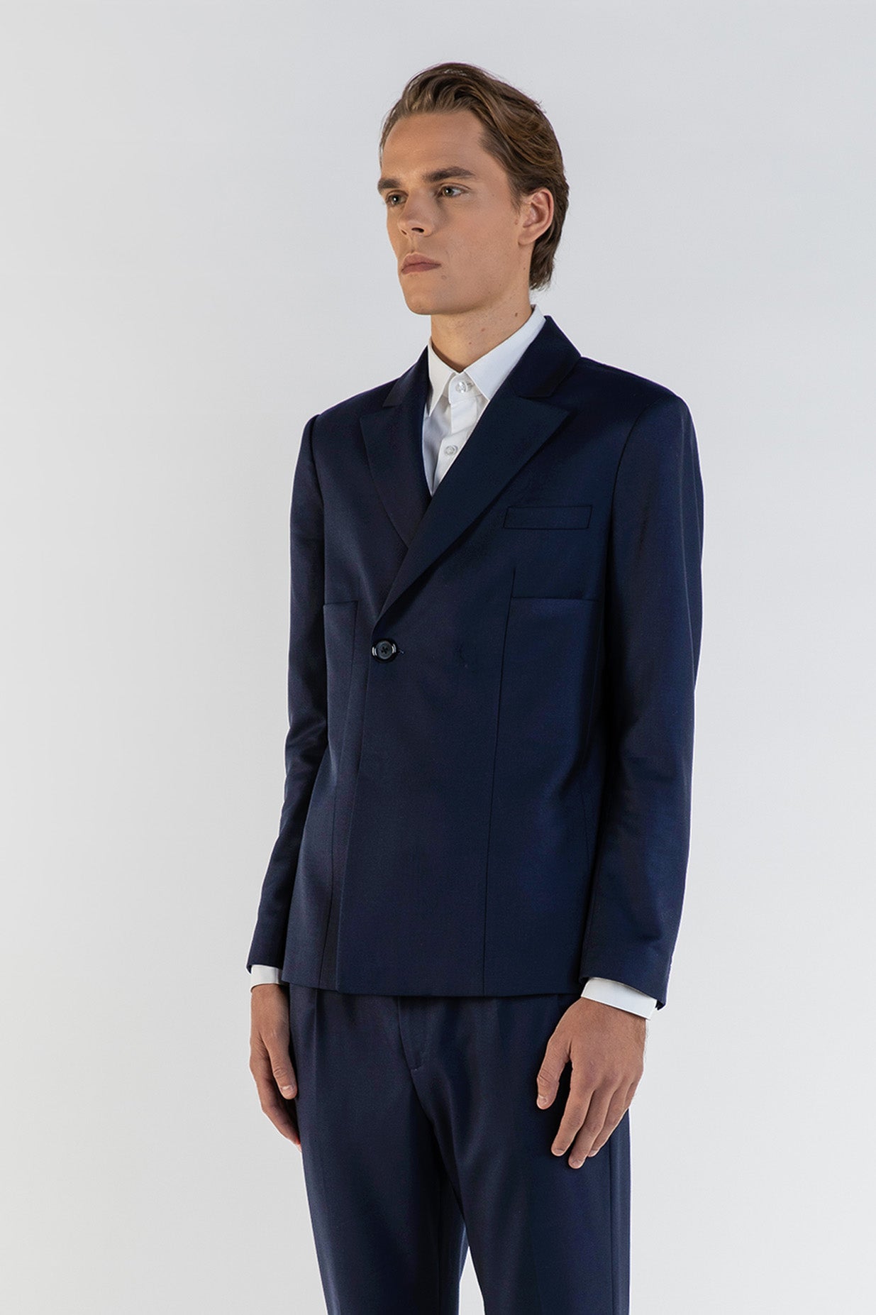 LA VESTE UN BOUTON.