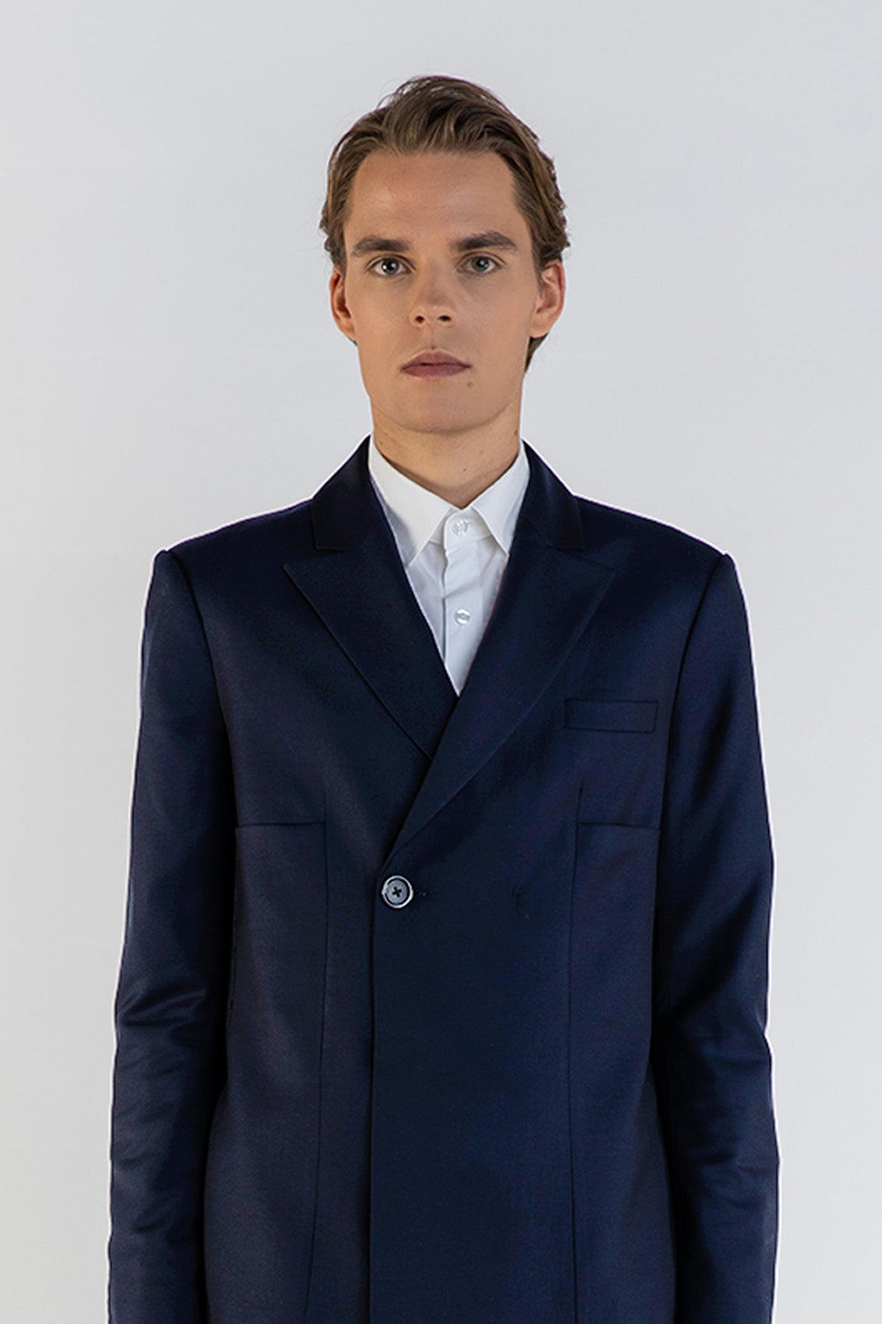 LA VESTE UN BOUTON.
