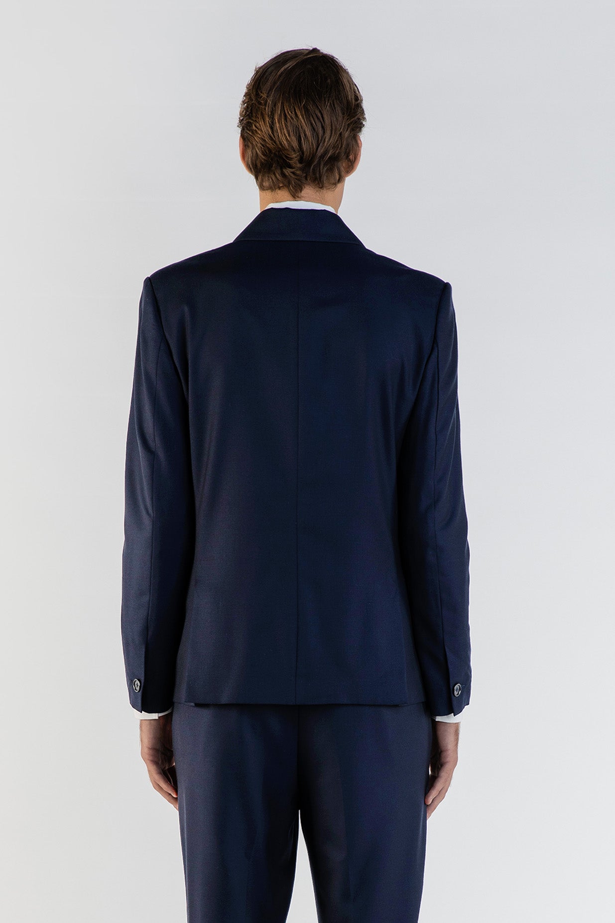 LA VESTE UN BOUTON.