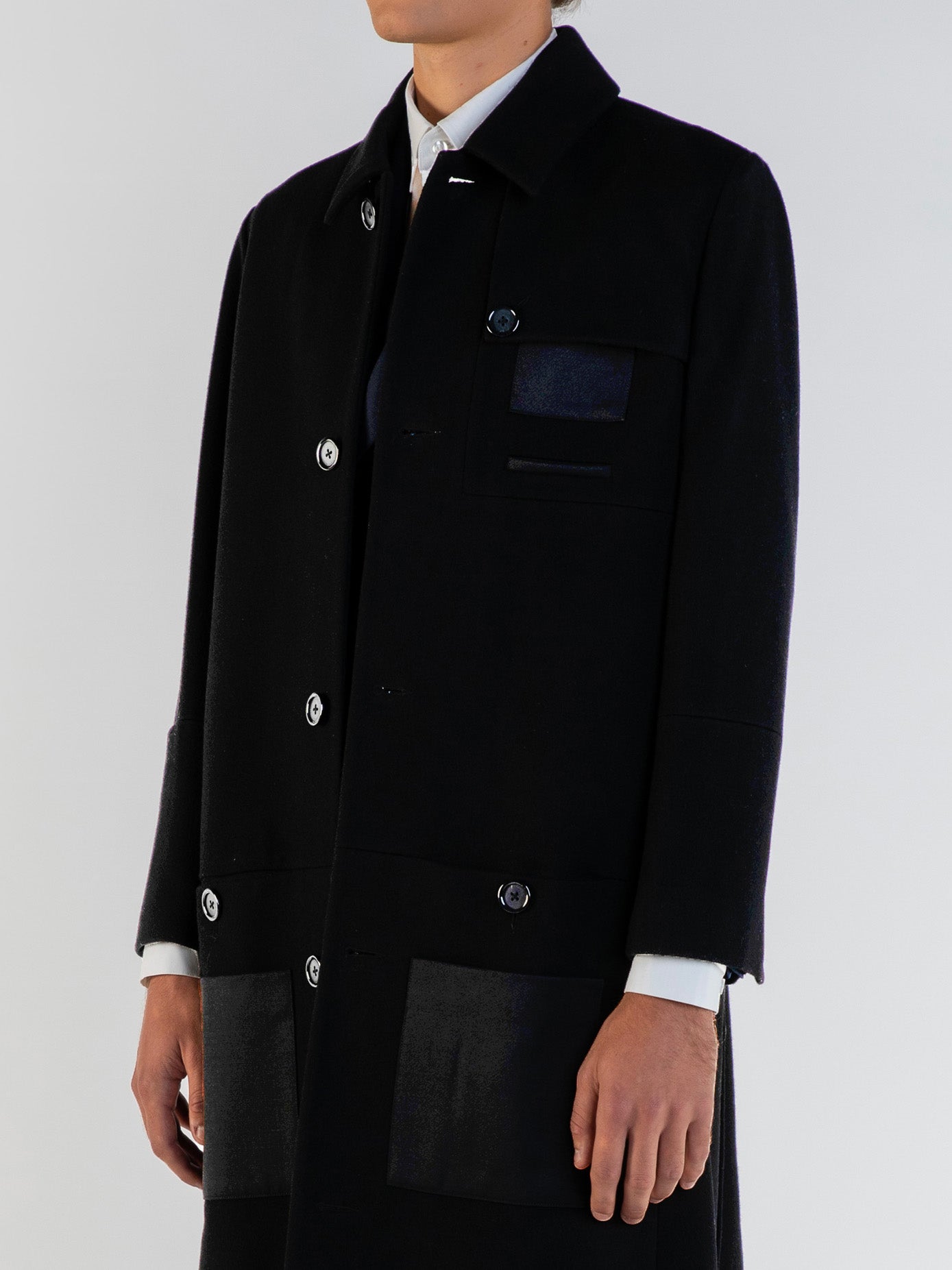 LE MANTEAU DROIT.