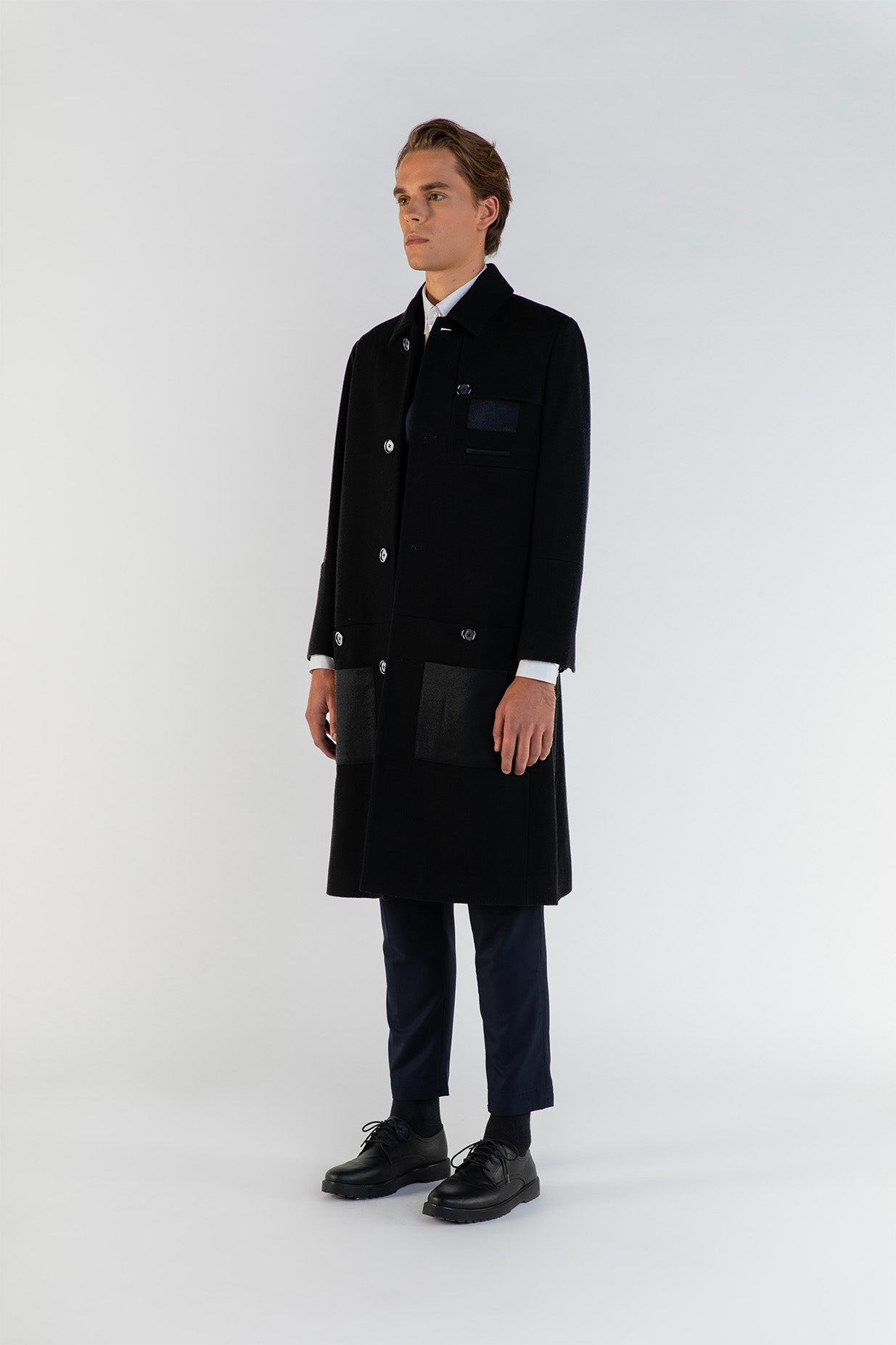 LE MANTEAU DROIT.