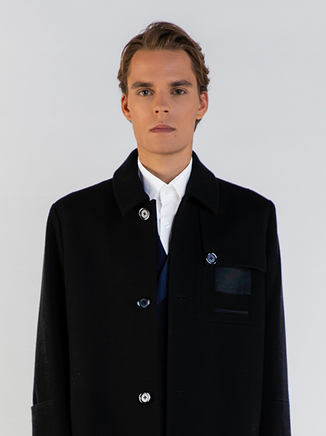 LE MANTEAU DROIT.