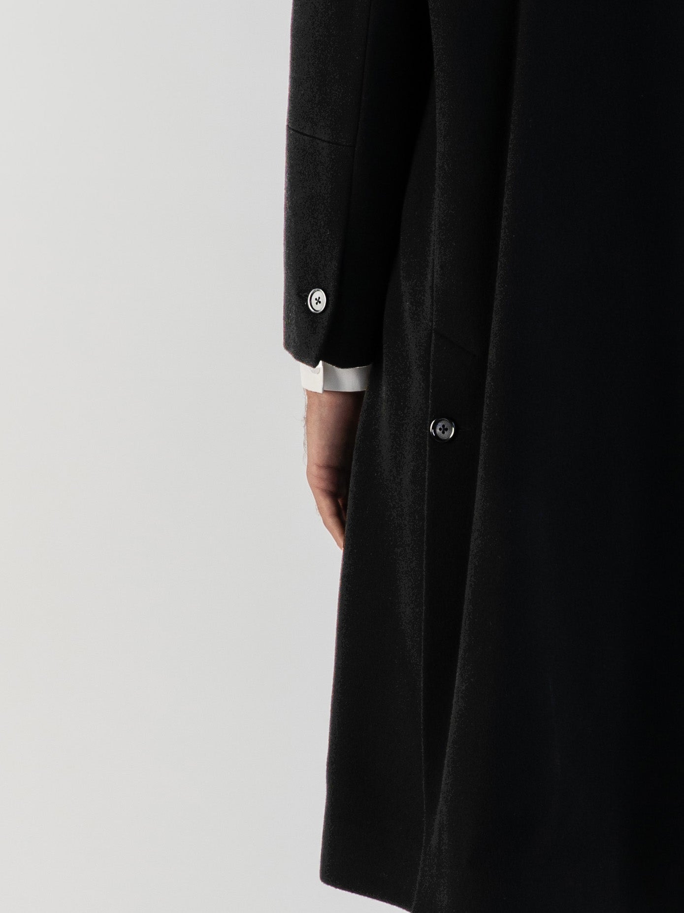 LE MANTEAU DROIT.