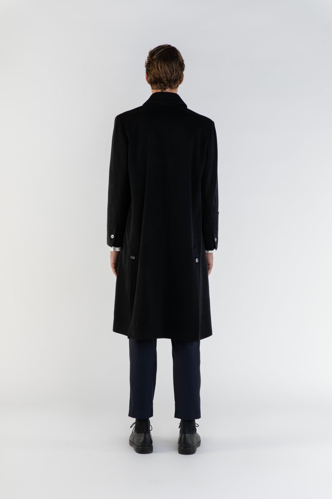 LE MANTEAU DROIT.