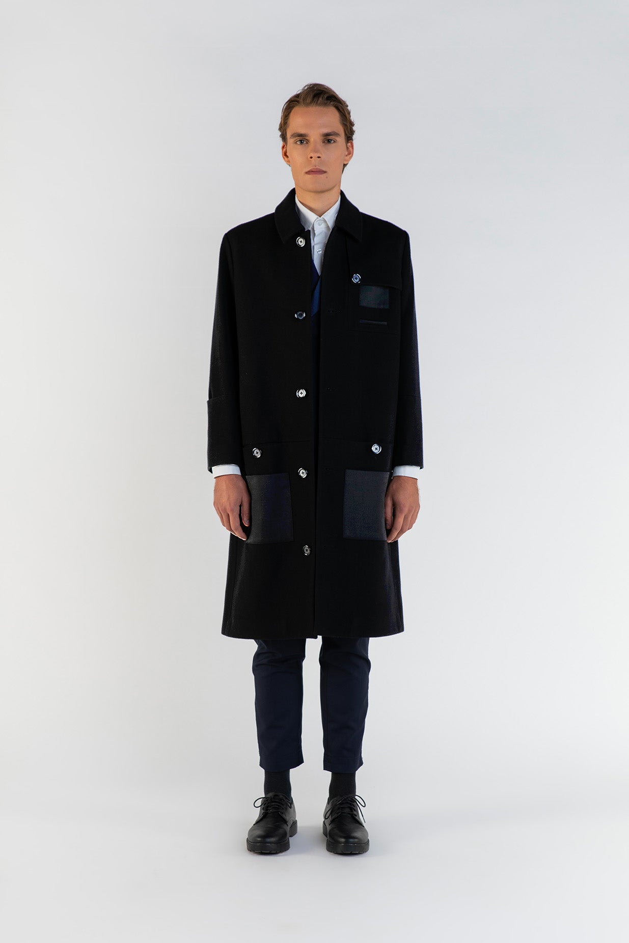 LE MANTEAU DROIT.