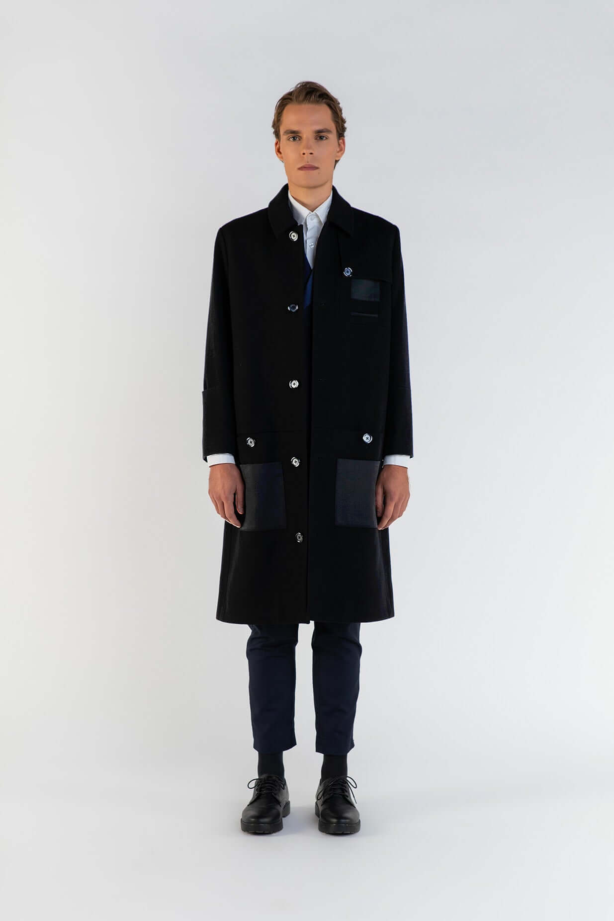 LE MANTEAU NOIR EN LAINE & CACHEMIRE, manteau élégant en laine et cachemire avec poches plaquées et fermeture par volet.