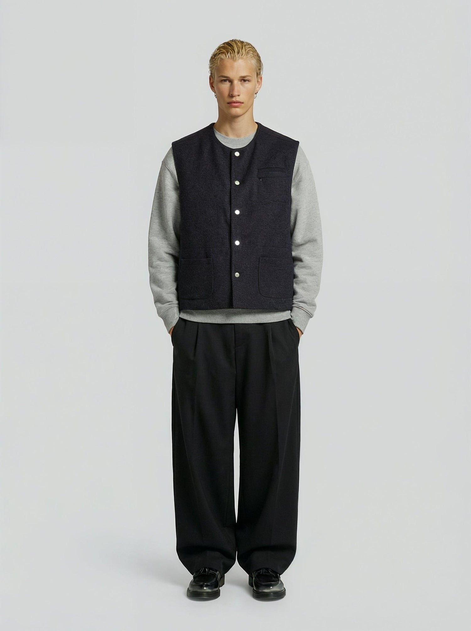 LA VESTE SANS MANCHES GRISE EN LAINE