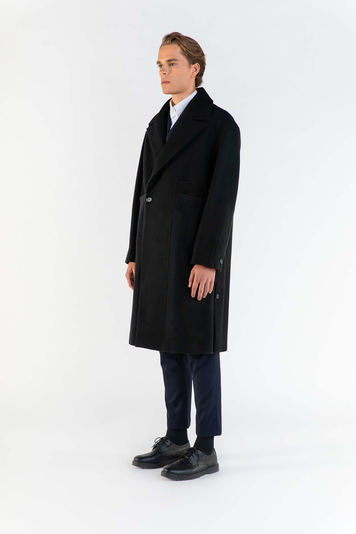 LE MANTEAU CROISÉ NOIR EN LAINE porté par un homme, fabrication française, manteau en laine de 900 grammes.