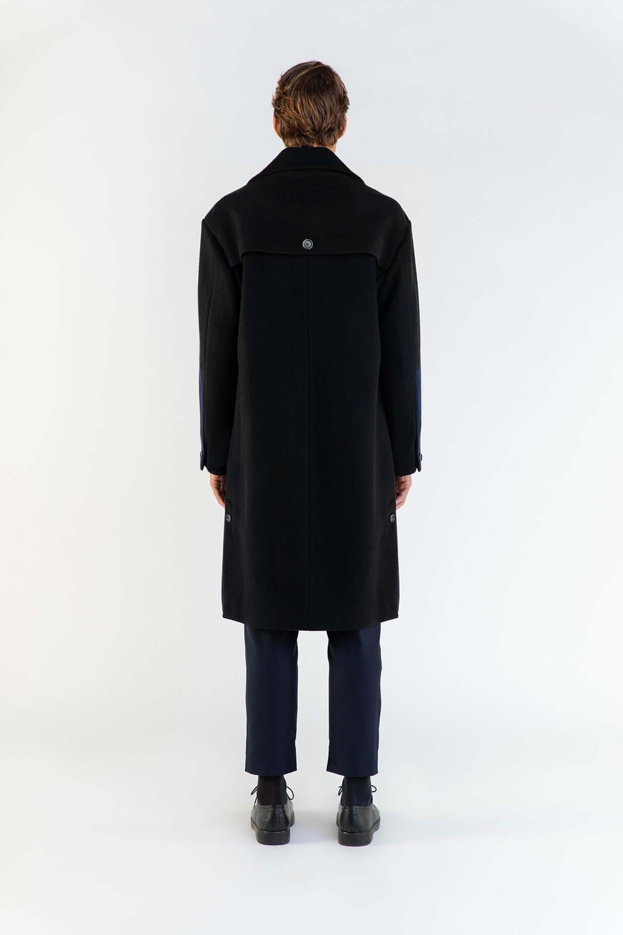 LE MANTEAU CROISÉ NOIR EN LAINE vu de dos, fabrication française, manteau en laine de 900 grammes.