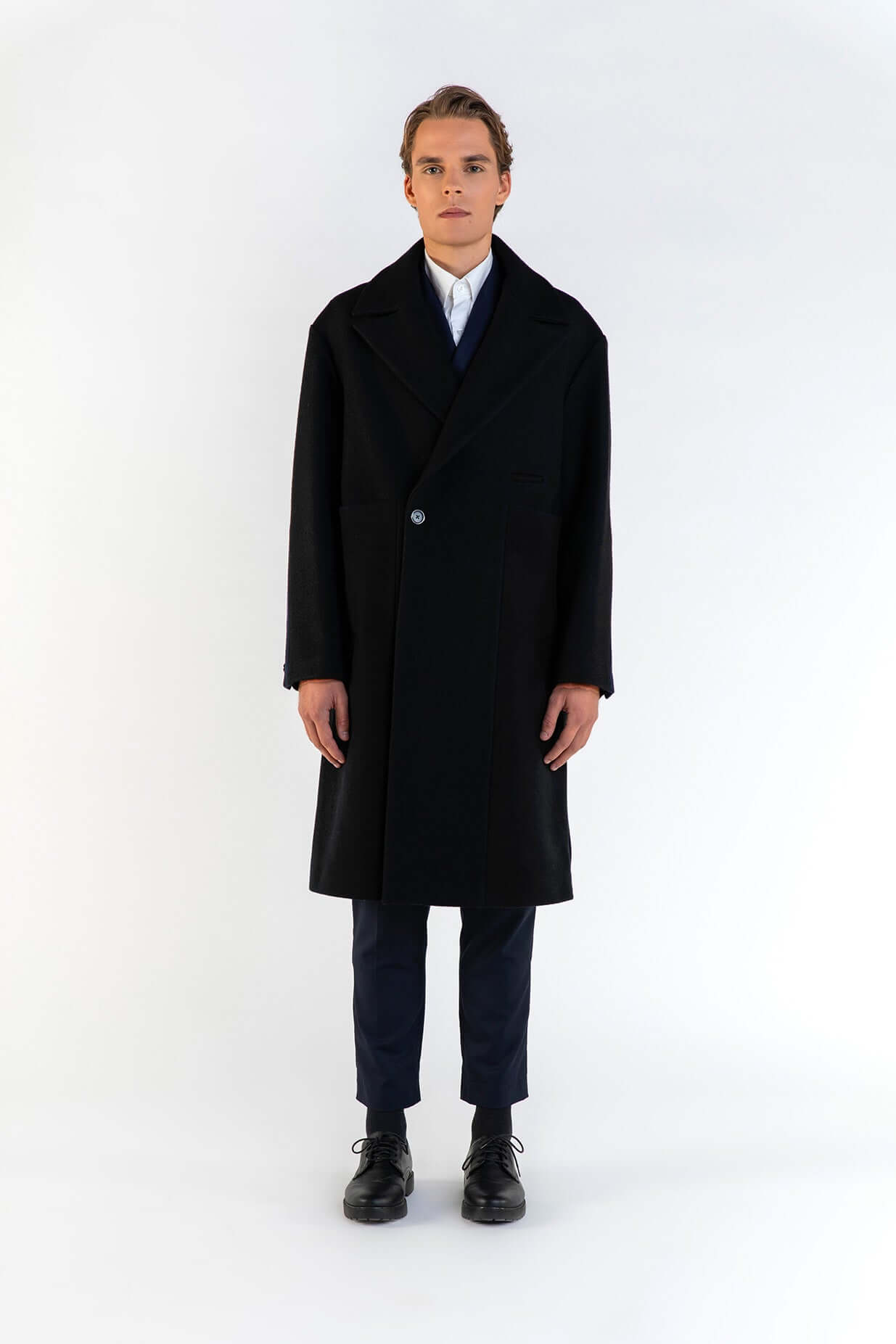 LE MANTEAU CROISÉ NOIR EN LAINE modèle élégant, fabrication française, manteau en laine pour protection contre le froid.