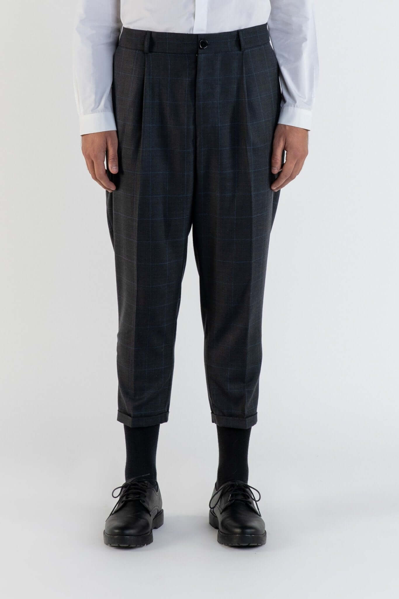 LE PANTALON MARRON À PLIS EN LAINE en tissu anglais, élégant avec un pli sur le devant.