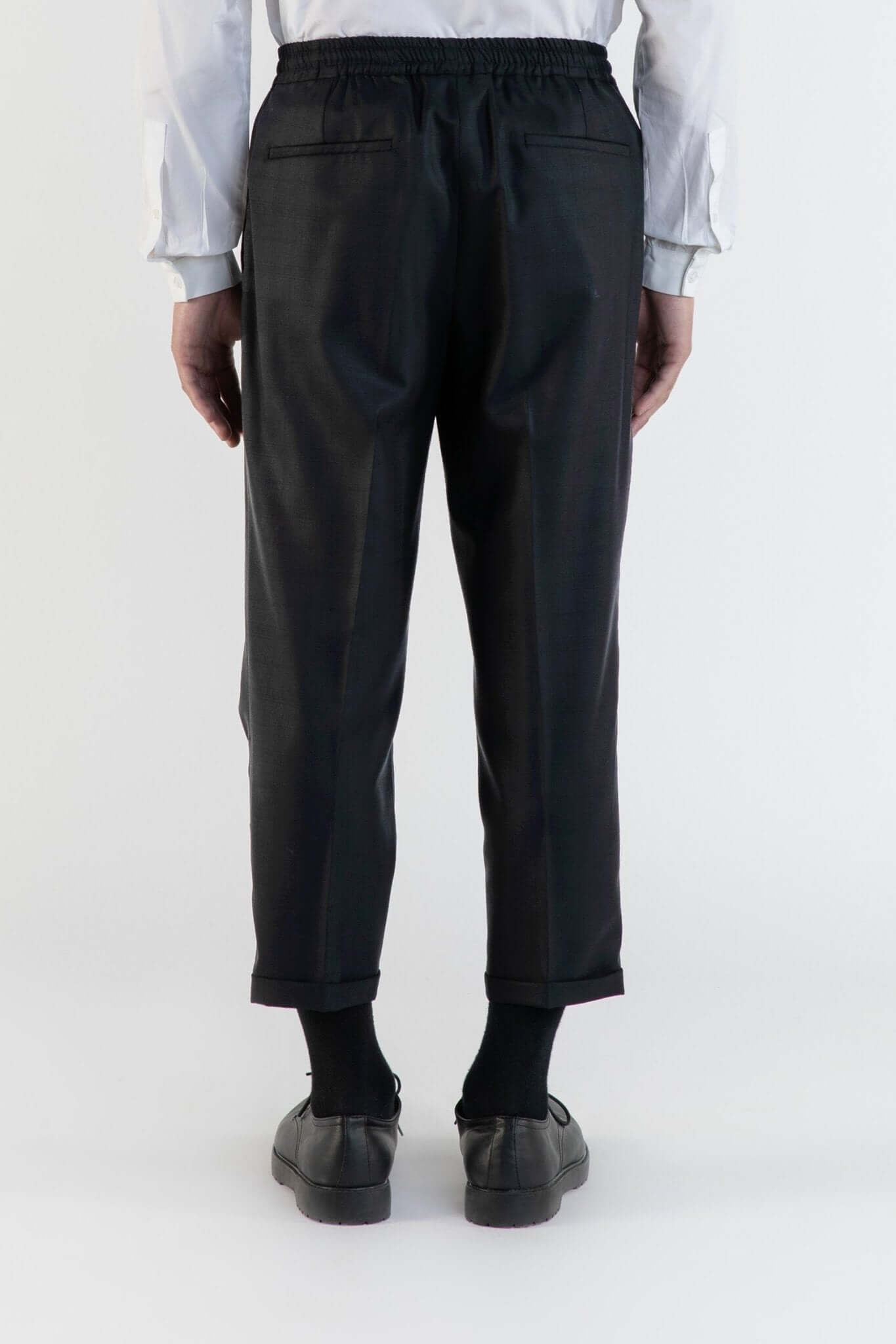 LE PANTALON NOIR À PLIS & CEINTURE ÉLASTIQUÉE EN LAINE vue arrière avec taille élastique et tissu doux