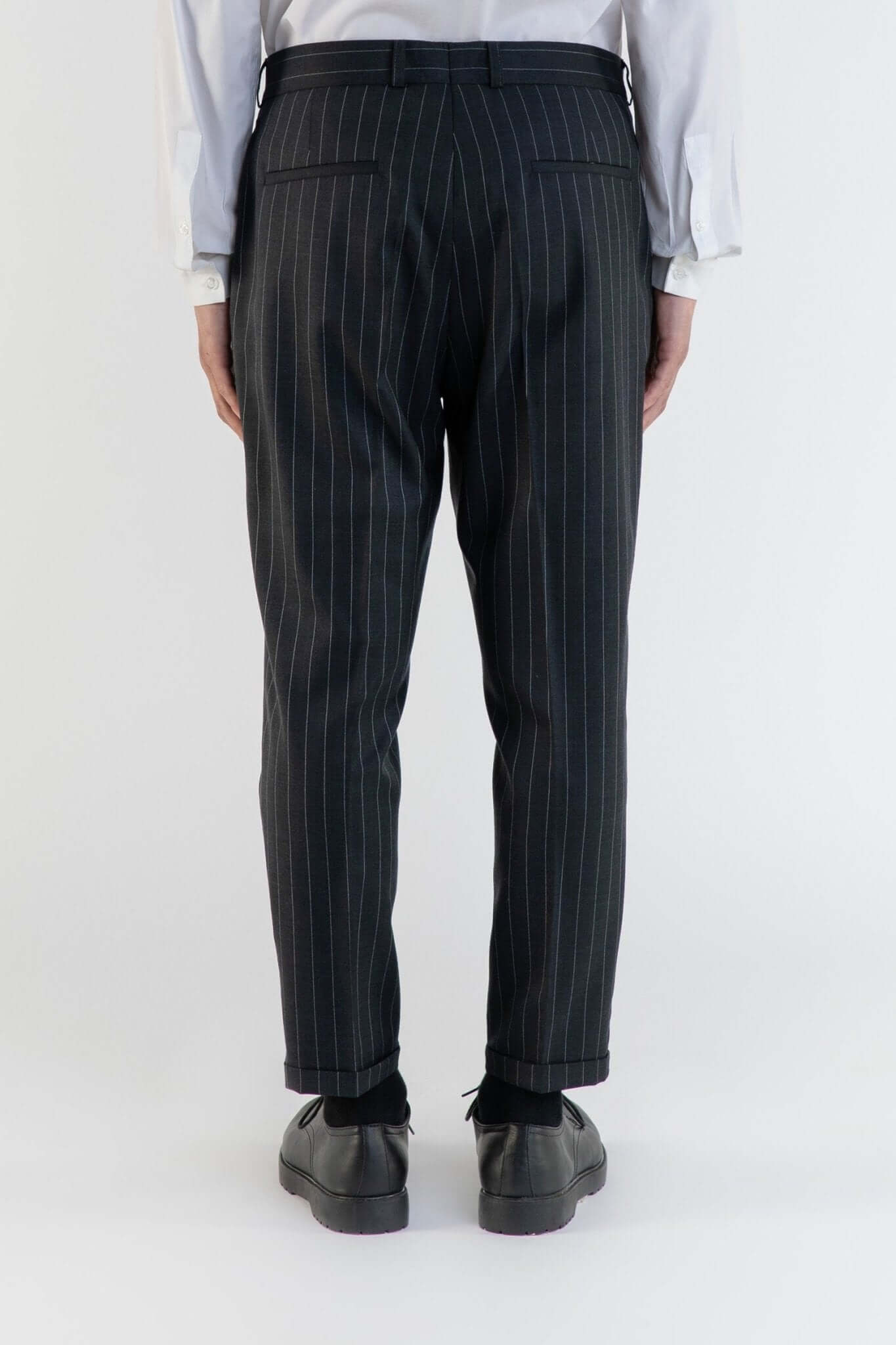 Vue arrière du LE PANTALON GRIS À RAYURE EN LAINE, élégant en tissu anglais, fabriqué à Paris.