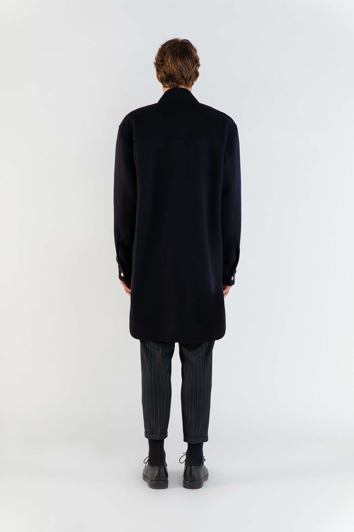 LA SURCHEMISE BLEU EN LAINE vue arrière, représentation d'un style élégant et moderne avec des détails raffinés.