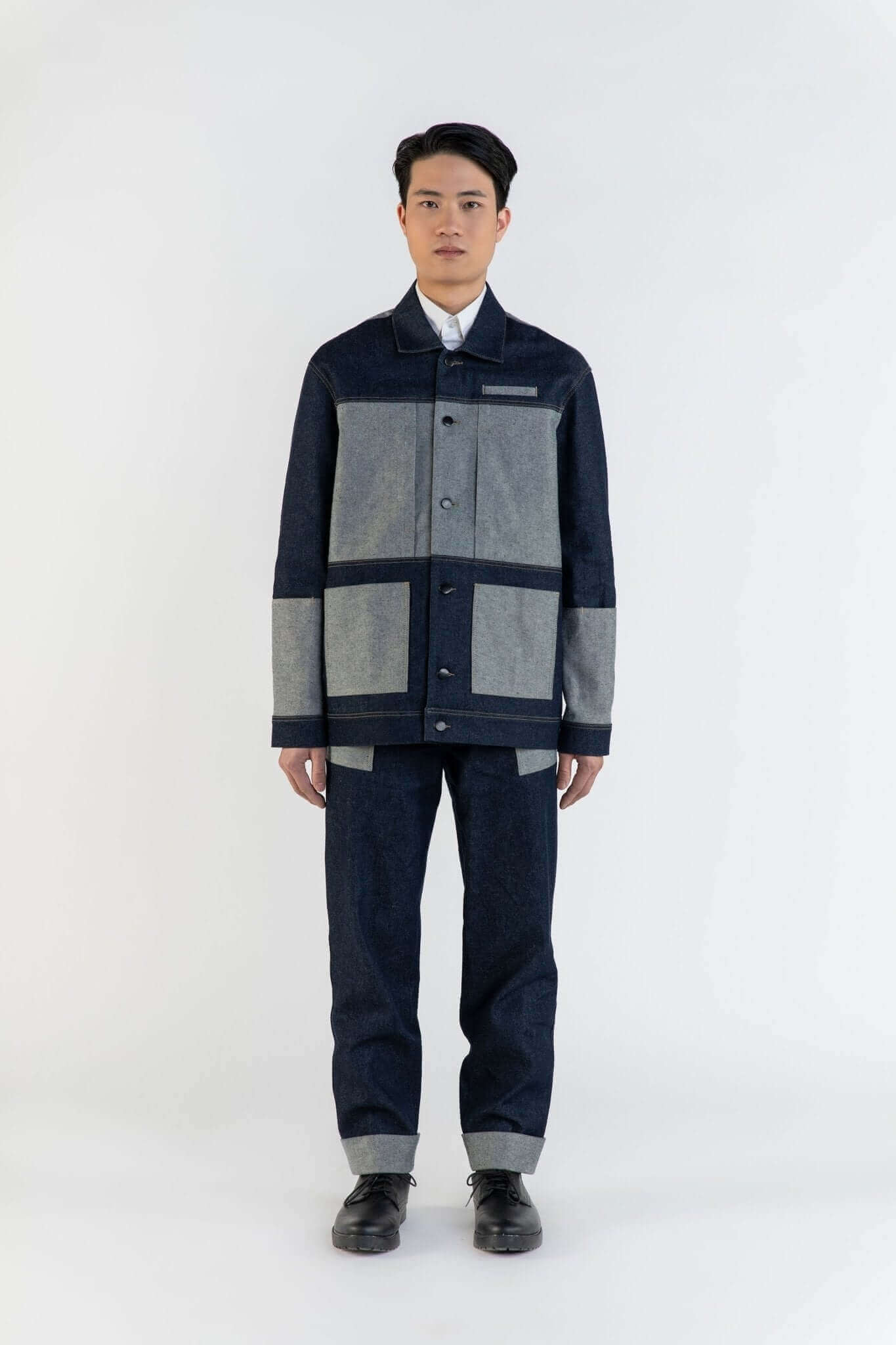 LA VESTE WORKER BLEUE EN COTON portée par un modèle, montrant son design en jean avec texture contrastée.