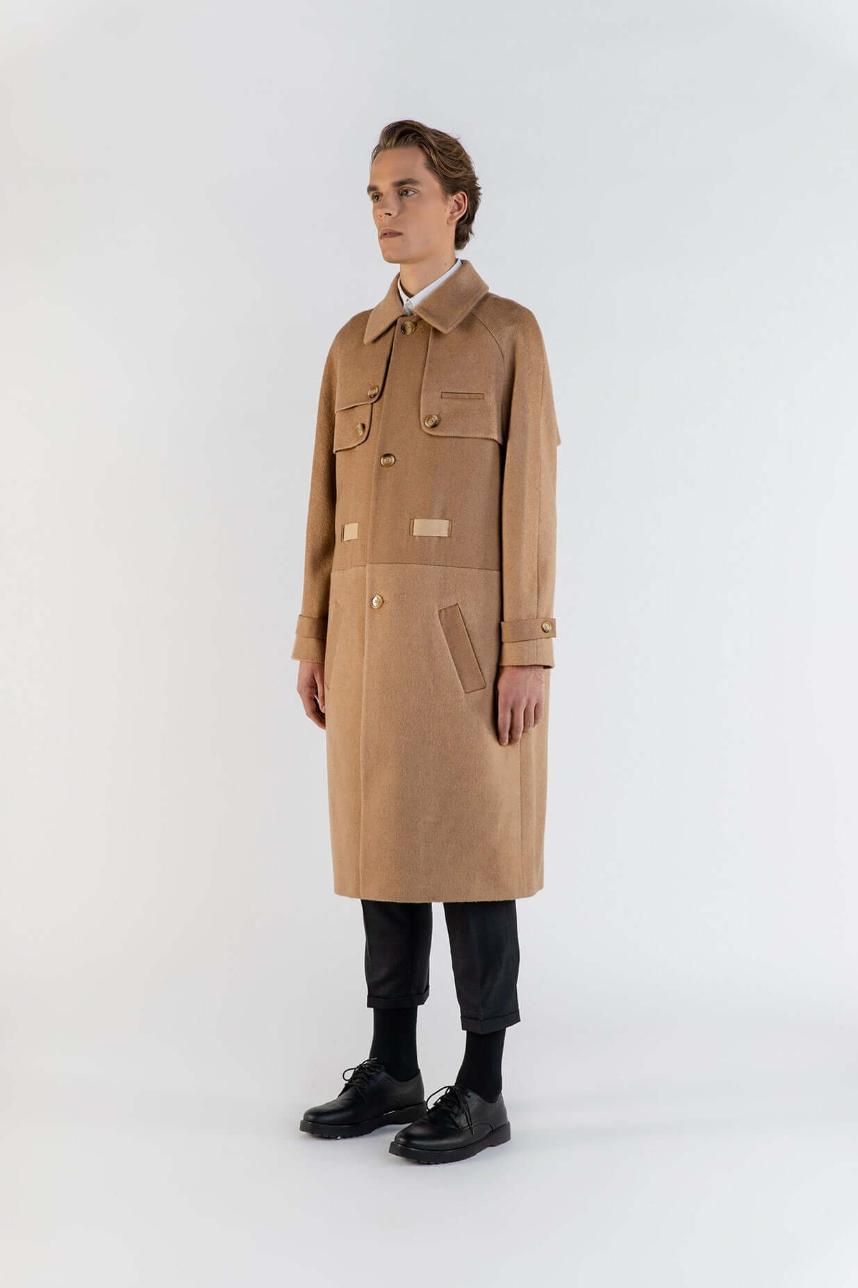 LE MANTEAU CAMEL EN LAINE & CACHEMIRE, manteau droit en cachemire de luxe avec martingale et bas-volet. Élégance moderne.