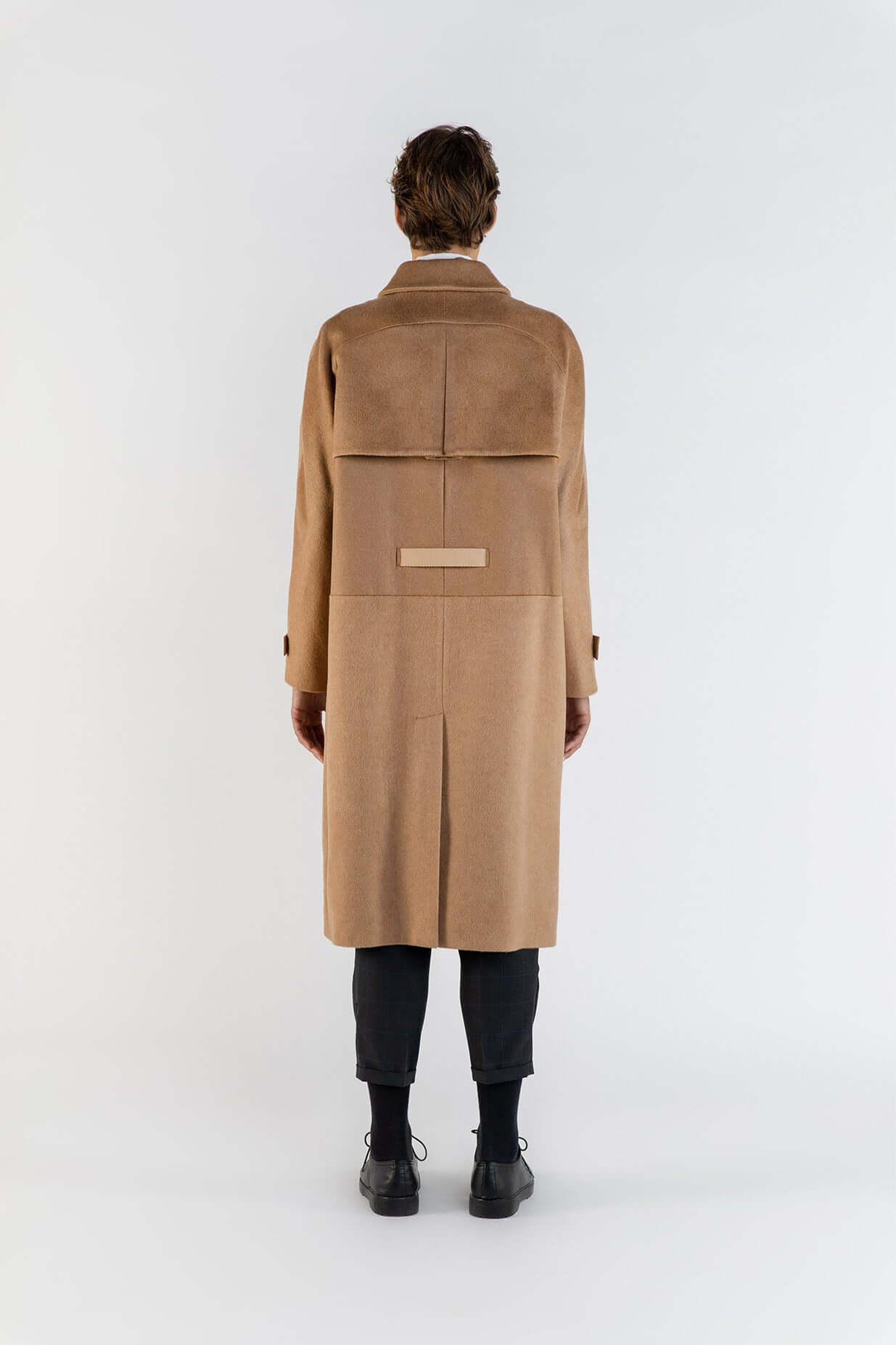 LE MANTEAU CAMEL EN LAINE & CACHEMIRE vu de dos, mettant en avant sa coupe élégante et son style moderne.