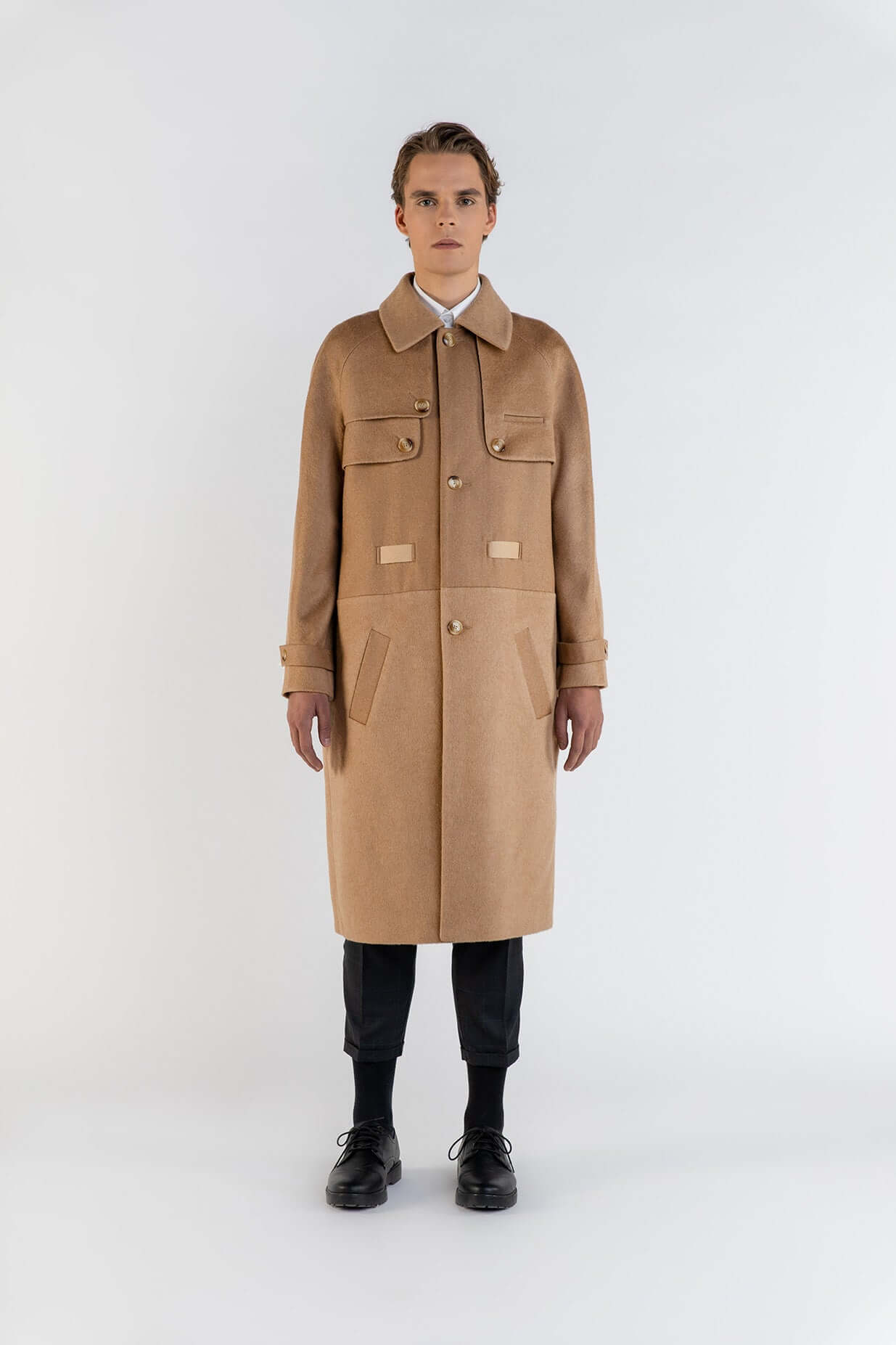 LE MANTEAU CAMEL EN LAINE & CACHEMIRE, manteau long en camel avec poches et col, style élégant et moderne.