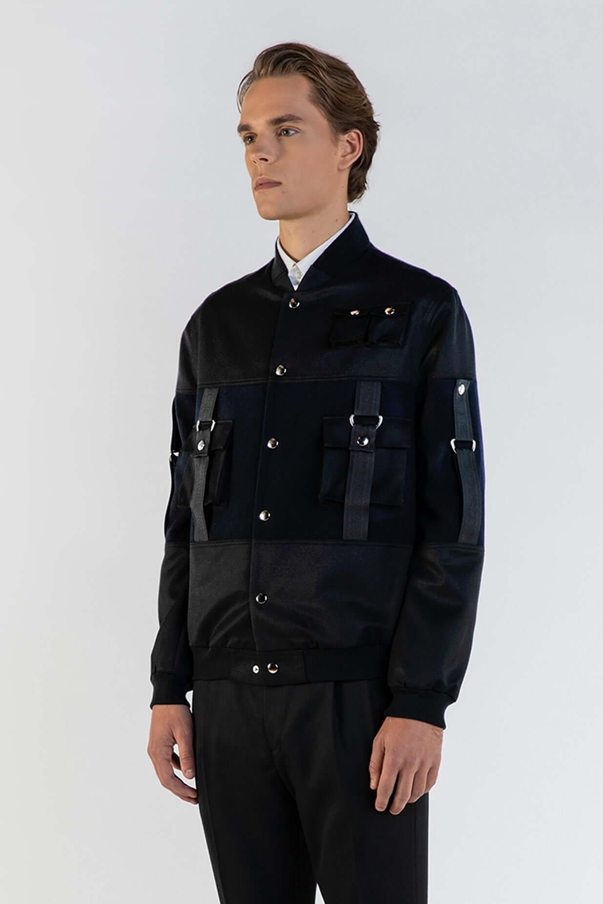 LE BOMBER NOIR ET BLEU EN LAINE & CACHEMIRE, élégant bomber noir avec détails modernes, parfait pour le style contemporain.