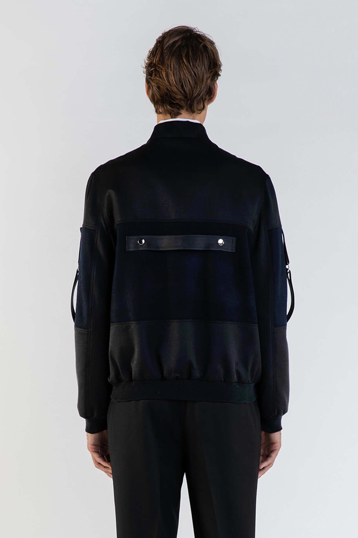 LE BOMBER NOIR ET BLEU EN LAINE & CACHEMIRE, vue arrière mettant en avant le design élégant et moderne.