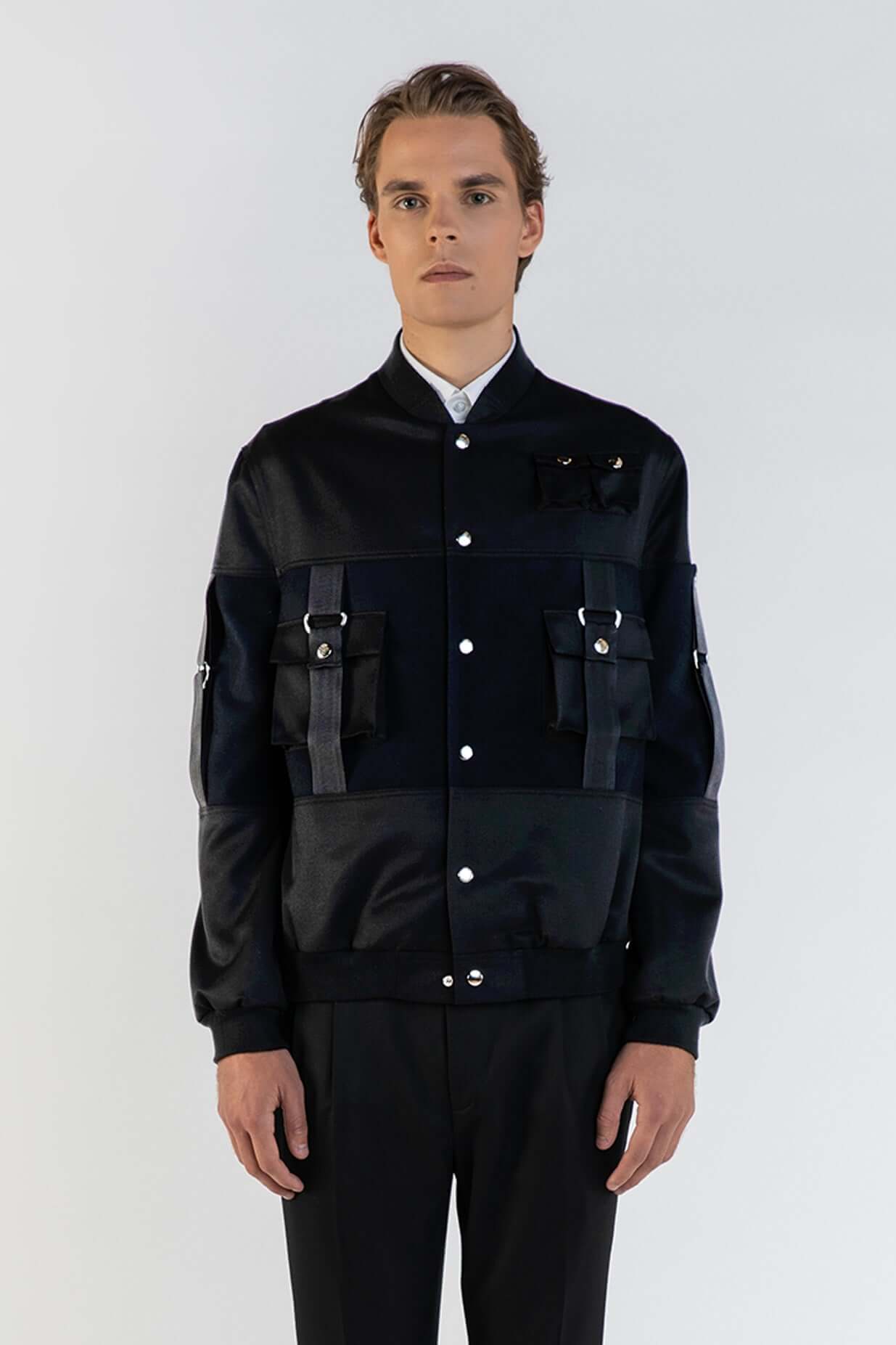 LE BOMBER NOIR ET BLEU EN LAINE & CACHEMIRE présenté sur un mannequin, devant un fond clair.