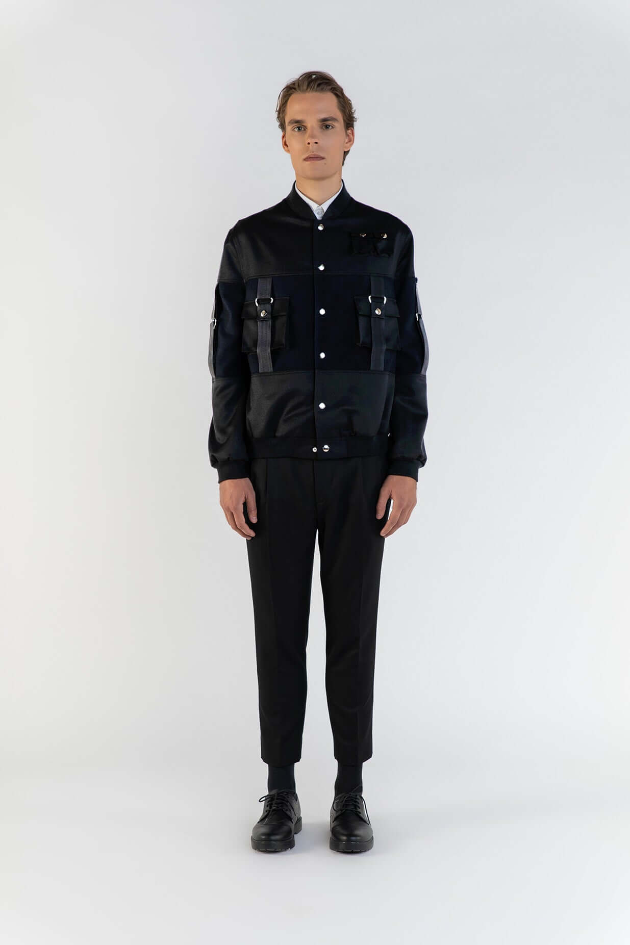 LE BOMBER NOIR ET BLEU EN LAINE & CACHEMIRE porté par un homme en tenue élégante avec pantalon noir.