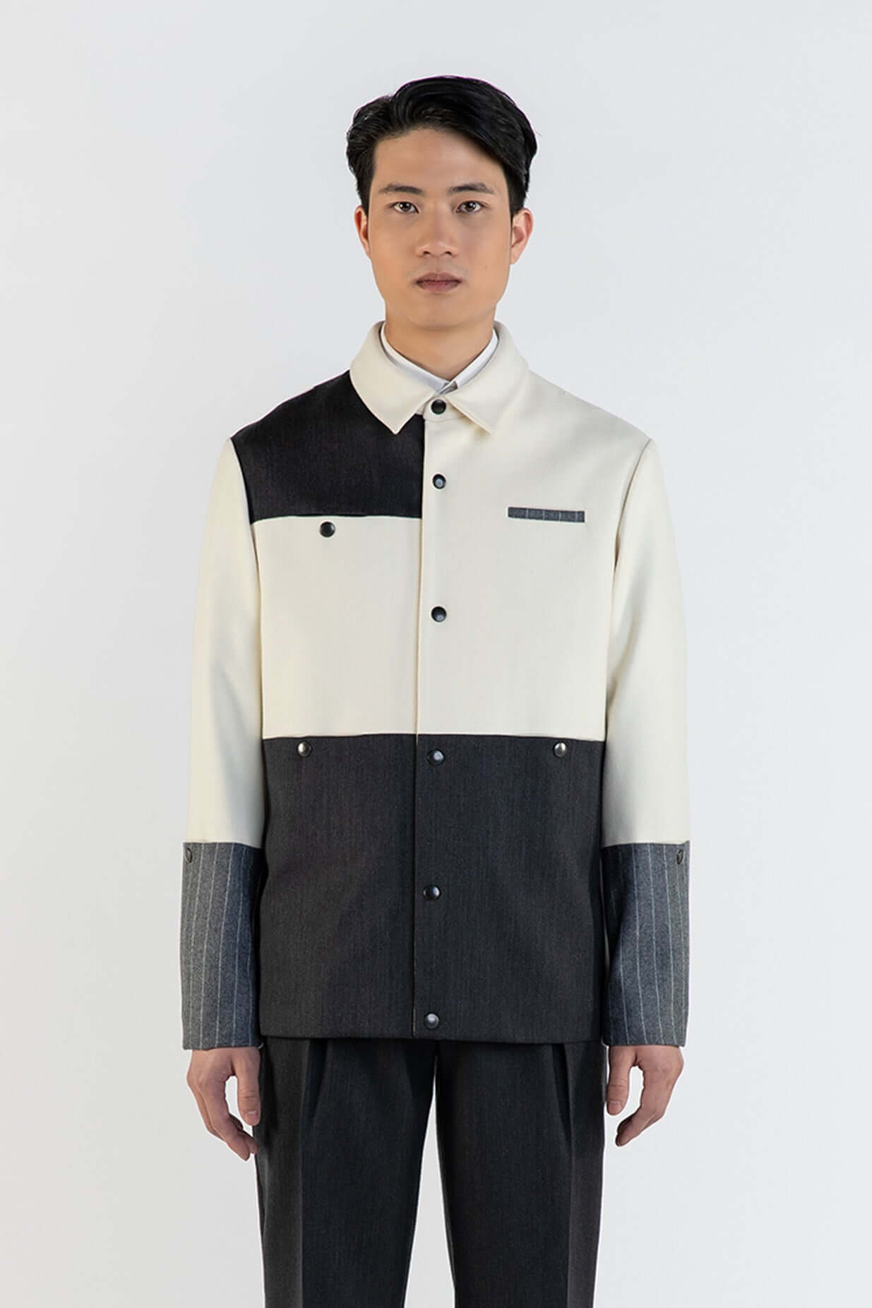 LA VESTE COACH BLANCHE & GRISE EN LAINE & CACHEMIRE portée par un homme dans un look moderne.