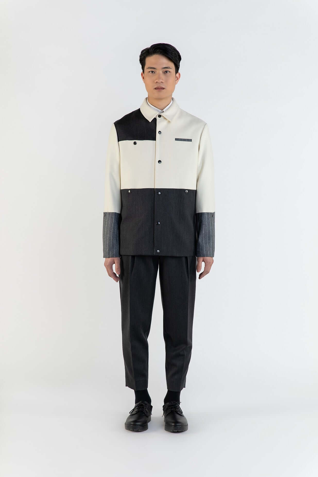 LA VESTE COACH BLANCHE & GRISE EN LAINE & CACHEMIRE portée par un modèle, mélange de textures et lignes modernes.