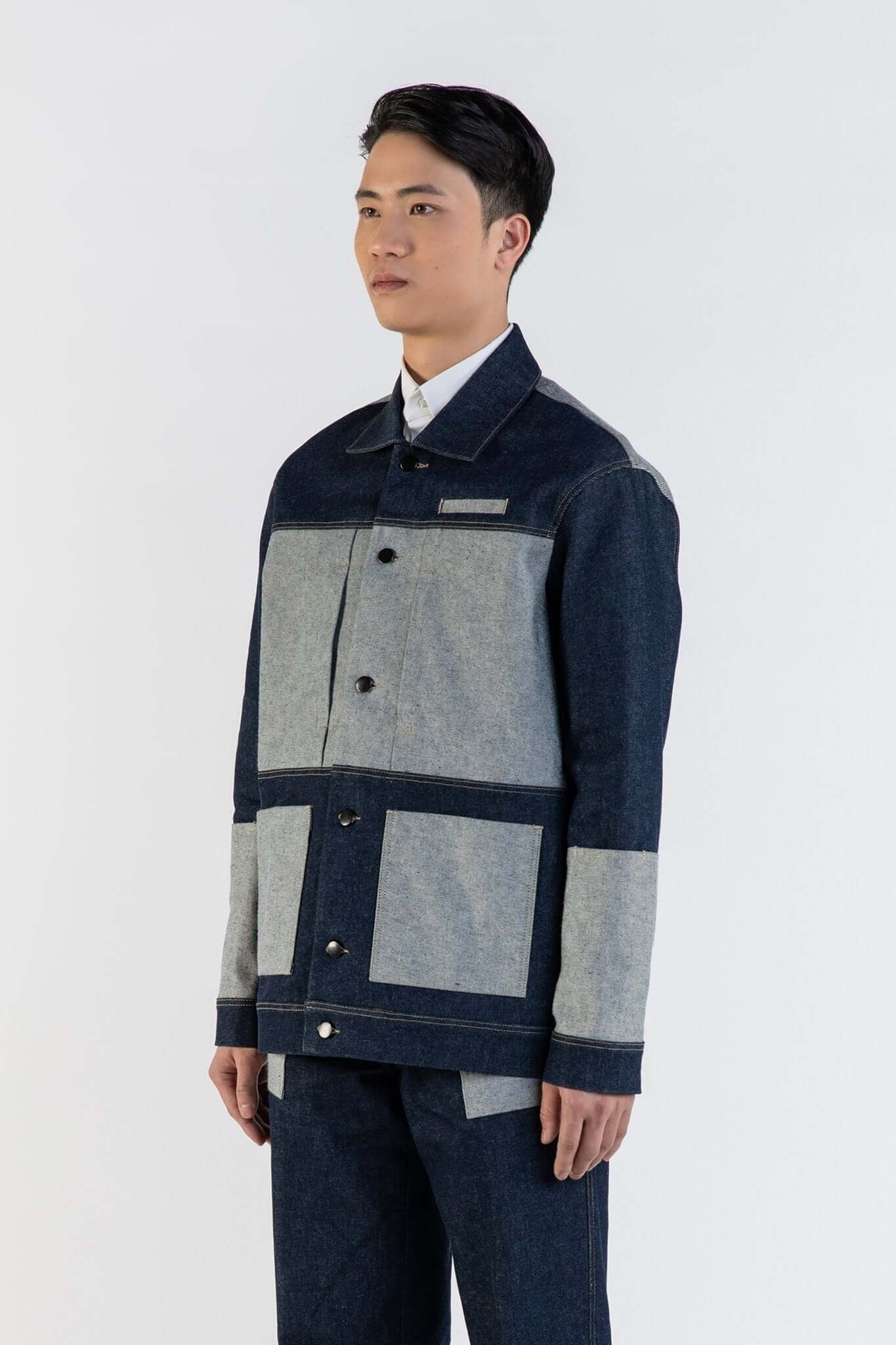 LA VESTE WORKER BLEUE EN COTON portée par un modèle, démontrant sa texture unique et son design intemporel.