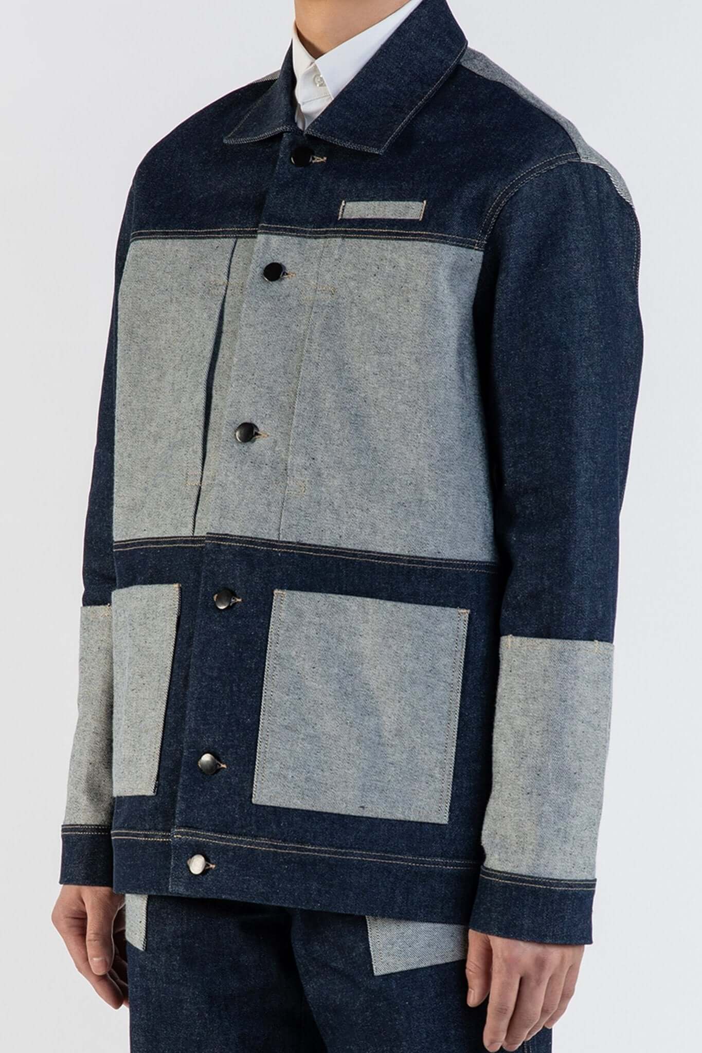 LA VESTE WORKER BLEUE EN COTON avec texture contrastée et finitions soignées, parfaite pour le confort et la durabilité.