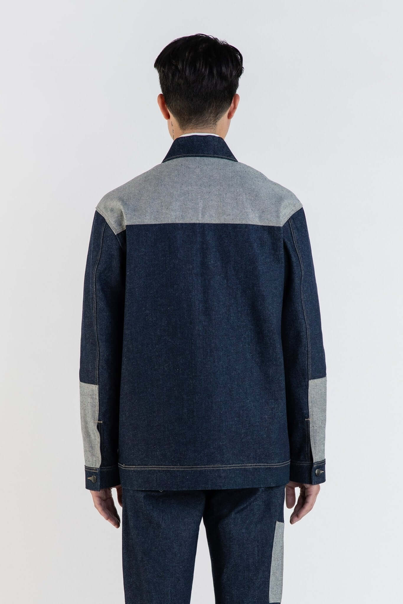 LA VESTE WORKER BLEUE EN COTON vue arrière avec tissu en jean contrasté et finitions soignées.