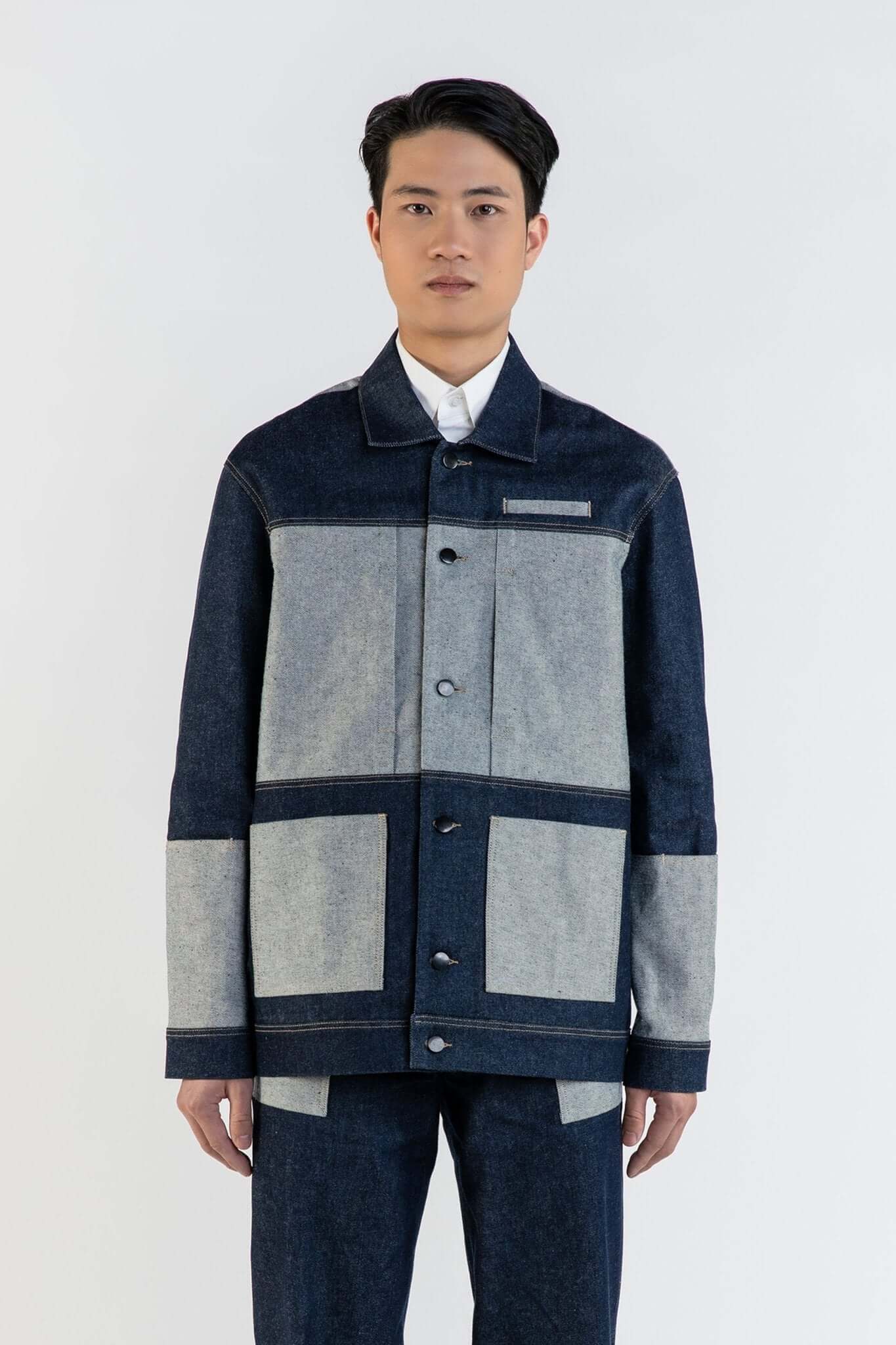 LA VESTE WORKER BLEUE EN COTON portée par un homme, montrant son design en denim avec textures contrastées.