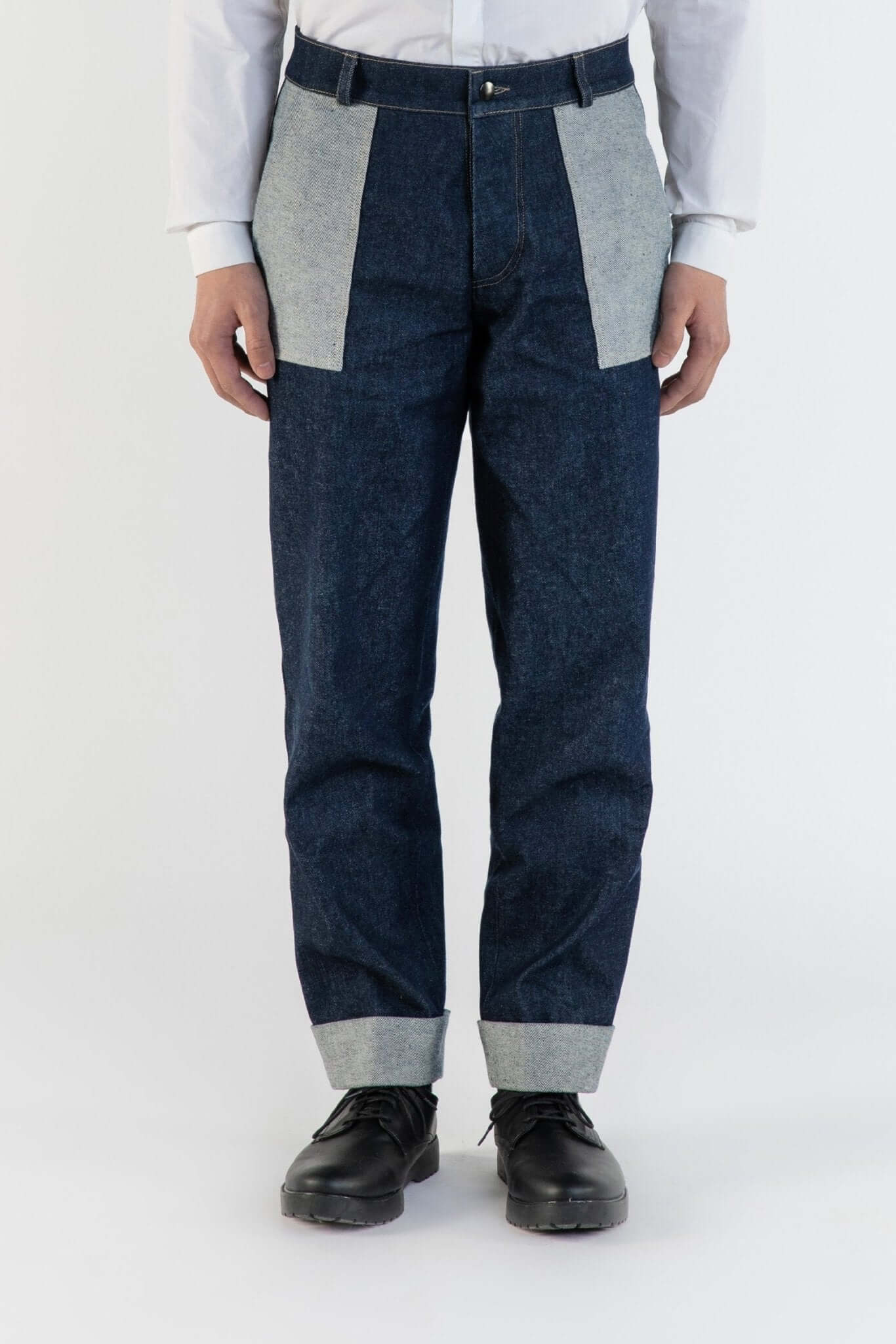 LE JEAN CARGO BLEU EN COTON avec poches structurées et coutures contrastantes, fabriqué à Paris.