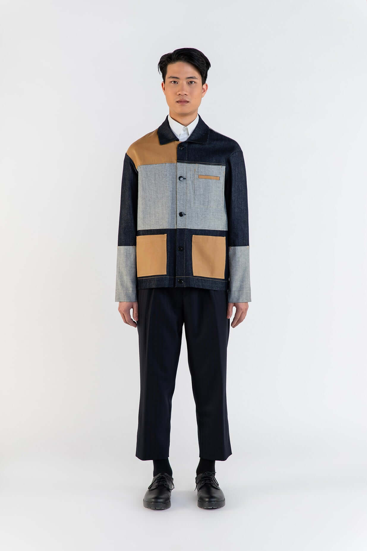 LA VESTE WORKER EN COTON : Homme portant une veste en denim avec patchworks artistiques et élégantes finitions.