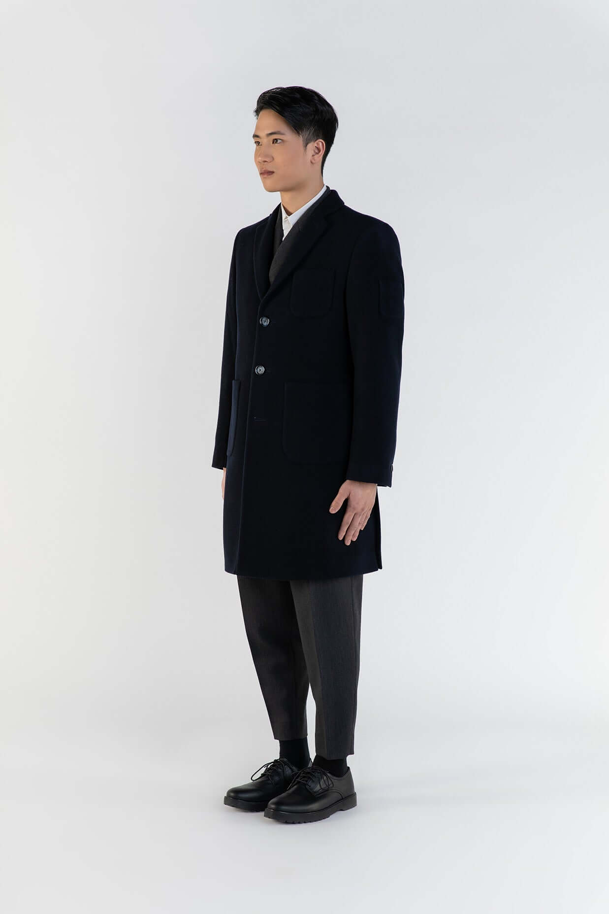 LE MANTEAU BLEU EN LAINE & CACHEMIRE porté par un modèle, mettant en avant son élégance intemporelle.