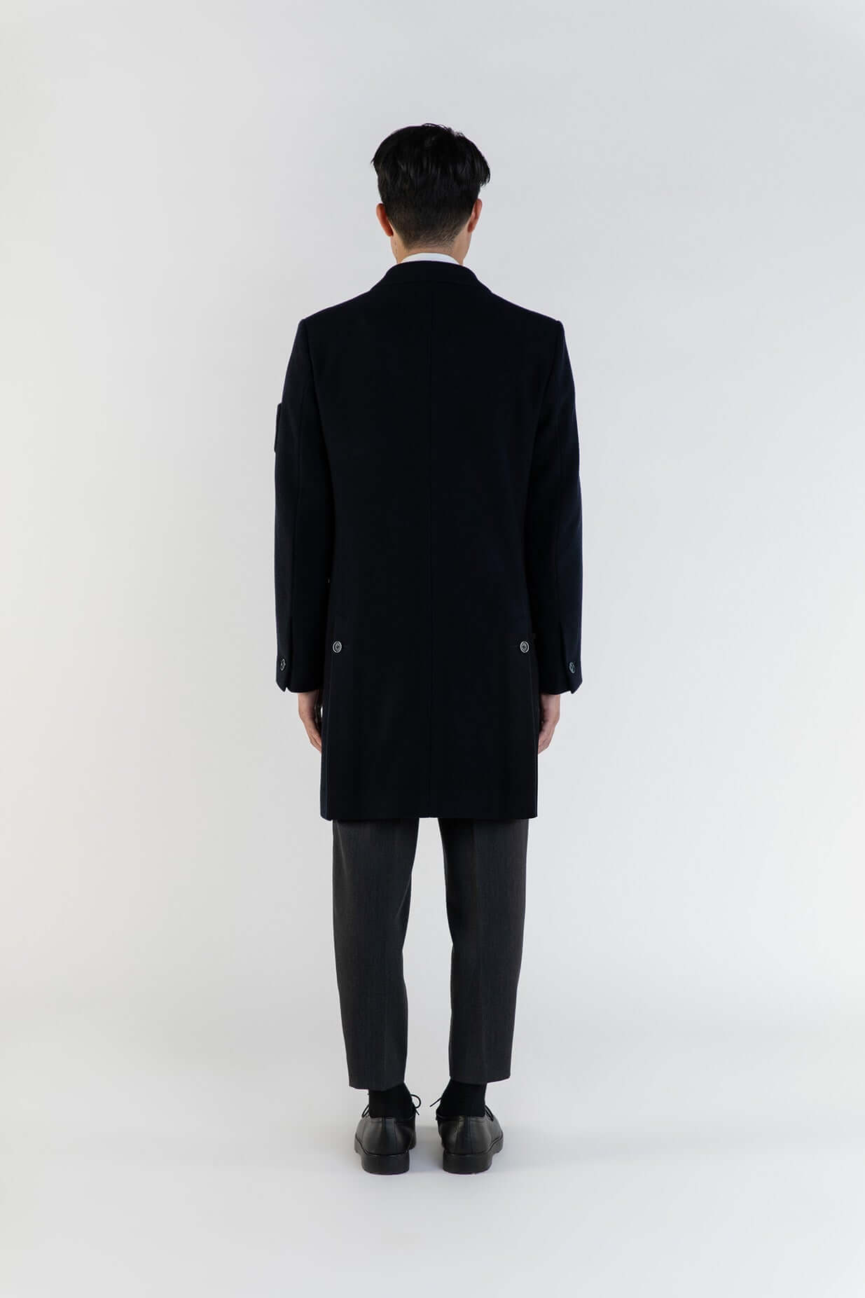 LE MANTEAU BLEU EN LAINE & CACHEMIRE, vue arrière qui montre les détails raffinés, Fabrication française.