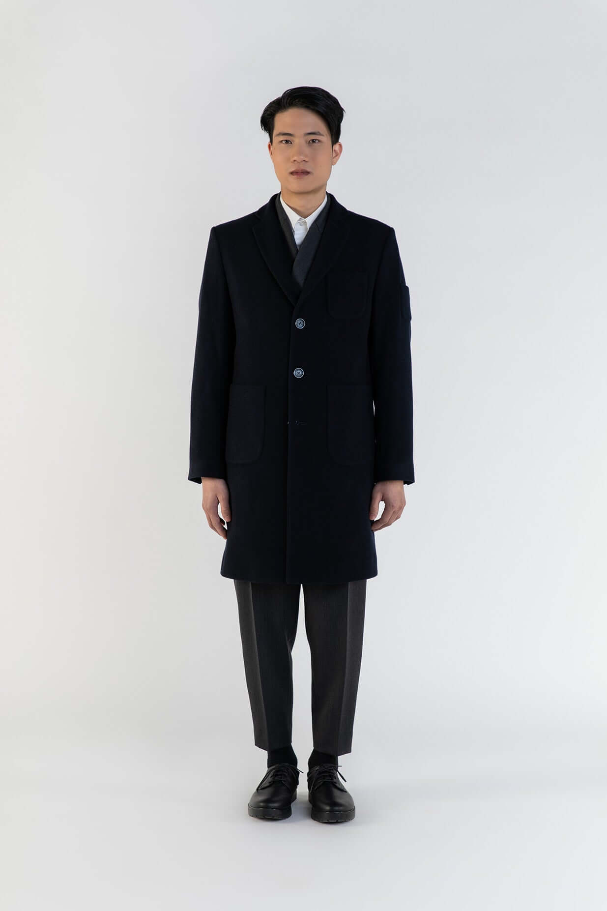 LE MANTEAU BLEU EN LAINE & CACHEMIRE porté par un homme, finition élégante, fabrication française, style raffiné.