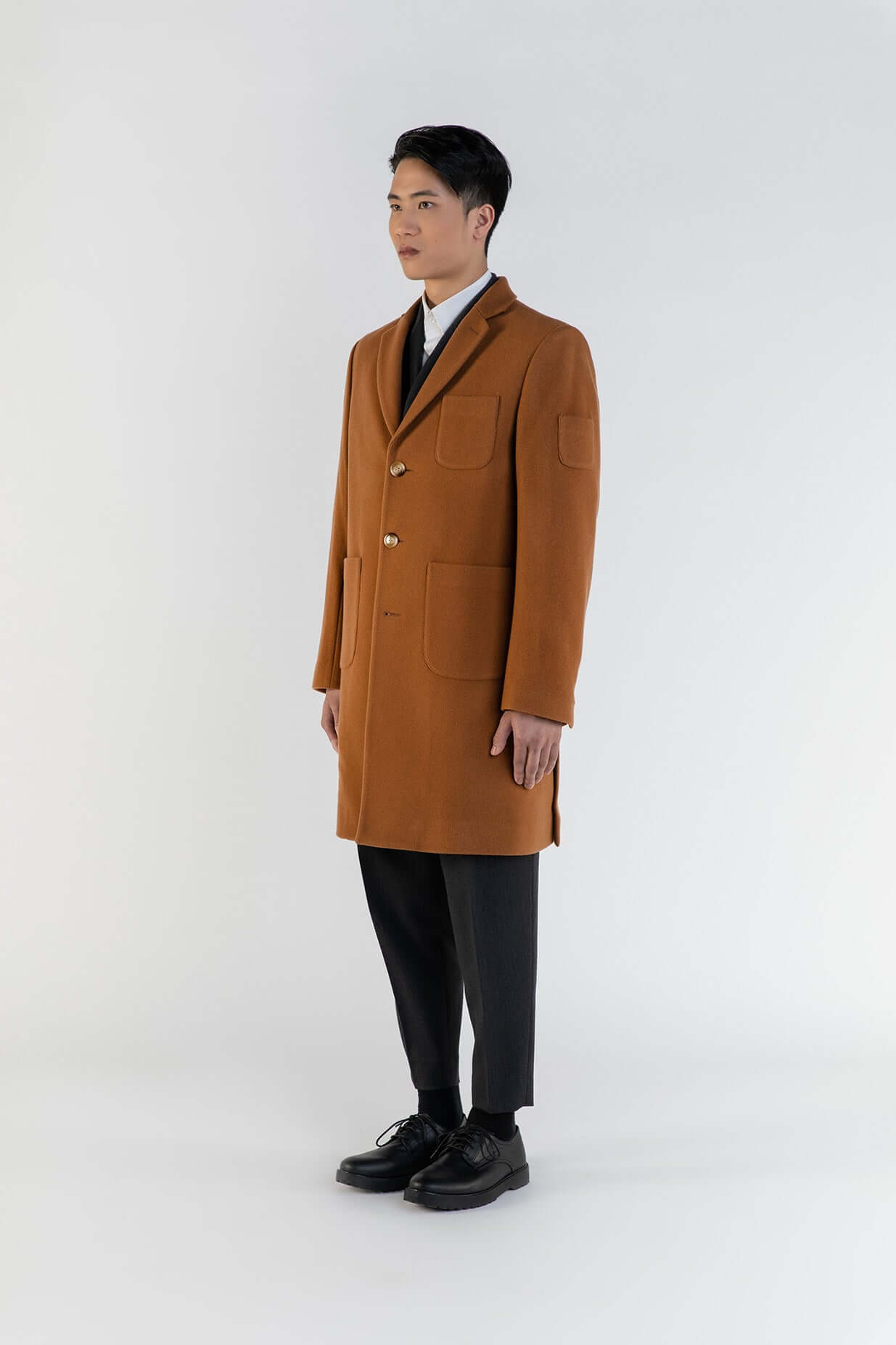 LE MANTEAU CAMEL EN LAINE & CACHEMIRE porté par un homme en tenue élégante, fabrication française.