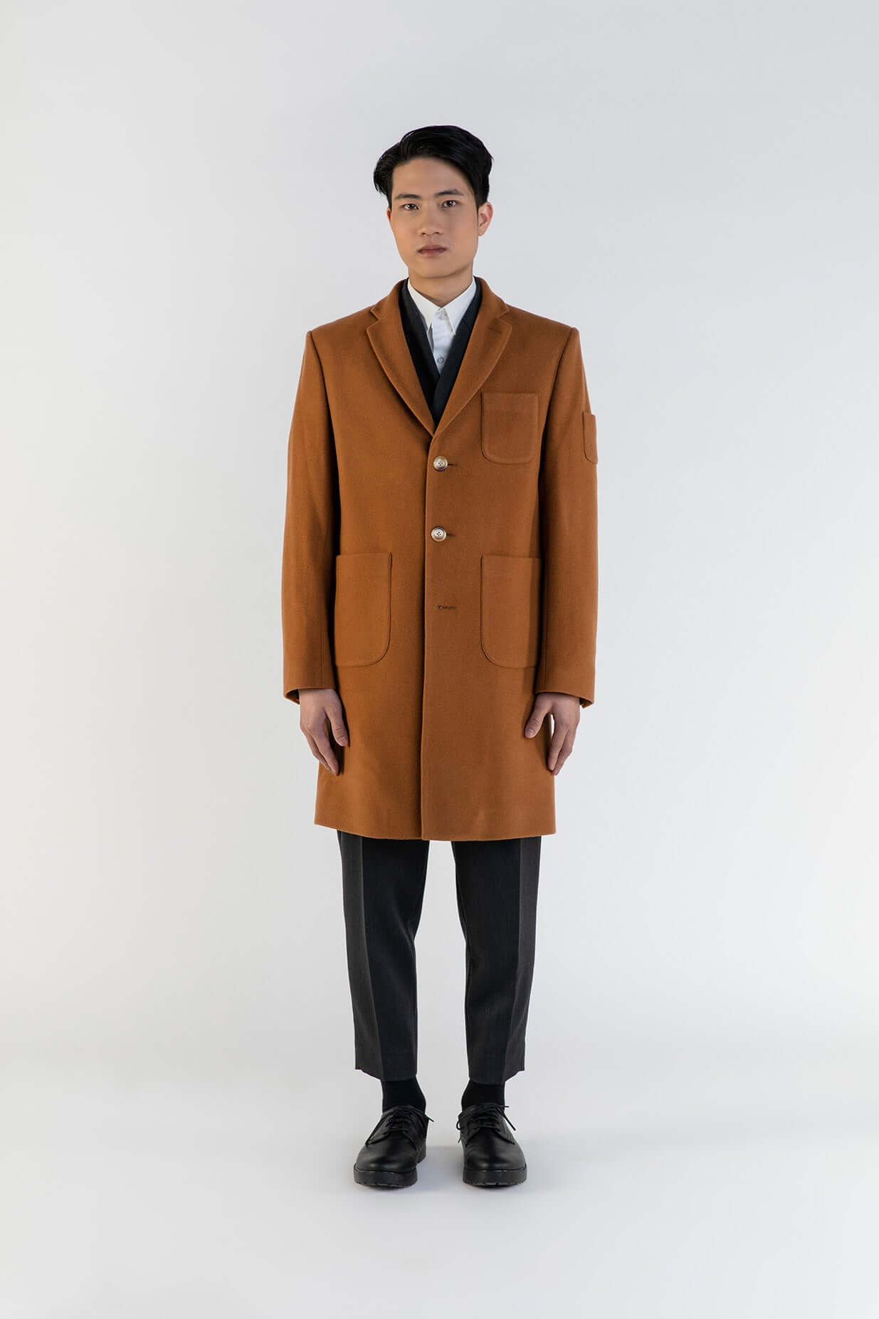 Homme portant LE MANTEAU CAMEL EN LAINE & CACHEMIRE, élégant manteau avec poches plaquées, fabrication française.