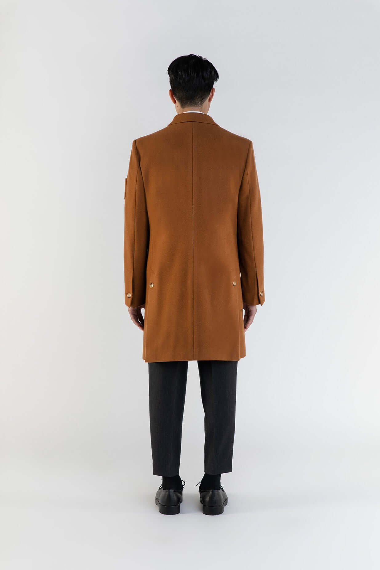 LE MANTEAU CAMEL EN LAINE & CACHEMIRE vue arrière, avec poches plaquées et double fente, fabrication française.