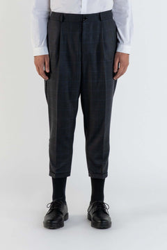 LE PANTALON MARRON À PLIS EN LAINE en tissu anglais, élégant avec un pli sur le devant.